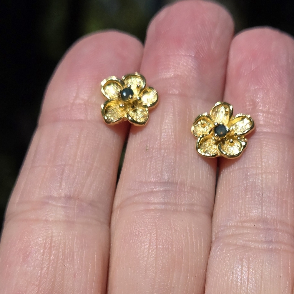HOST PICK! 🎉🎊 Black Opal Natural Gemstone Sterling & Gold Flower Stud Earrings - Picture 2 of 9